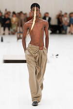 ロエベ 2025年春夏メンズコレクション - シルエットと質感の豊かさの追求｜写真19