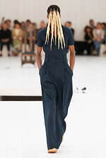 ロエベ 2025年春夏メンズコレクション - シルエットと質感の豊かさの追求｜写真27