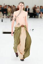 ロエベ 2025年春夏メンズコレクション - シルエットと質感の豊かさの追求｜写真32