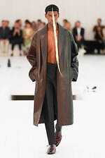 ロエベ 2025年春夏メンズコレクション - シルエットと質感の豊かさの追求｜写真34