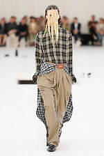 ロエベ 2025年春夏メンズコレクション - シルエットと質感の豊かさの追求｜写真41