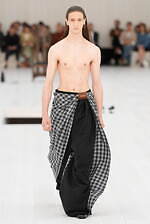 ロエベ 2025年春夏メンズコレクション - シルエットと質感の豊かさの追求｜写真55