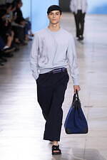 エルメス 2025年夏メンズコレクション - 軽快と洗練、心地よく流れる均衡｜写真1