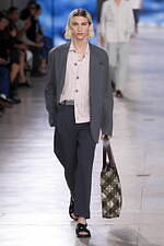 エルメス 2025年夏メンズコレクション - 軽快と洗練、心地よく流れる均衡｜写真40