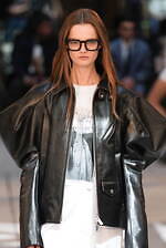 写真4/116|サカイ(sacai) 2025年春夏ウィメンズ&メンズ 写真4/116|サカイ(sacai) 2025年春夏ウィメンズ&メンズ