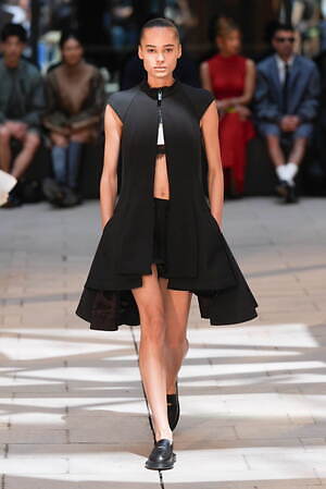 sacai 2025年春夏コレクション - 対比が織りなすダイナミズム｜写真23