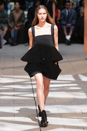 sacai 2025年春夏コレクション - 対比が織りなすダイナミズム｜写真26