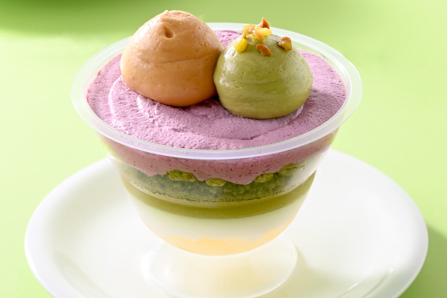 北海道｜ファミリーマートの北海道限定「塩キャラメルとピスタチオのパフェ」“シメパフェ”の「パフェ佐藤」監修