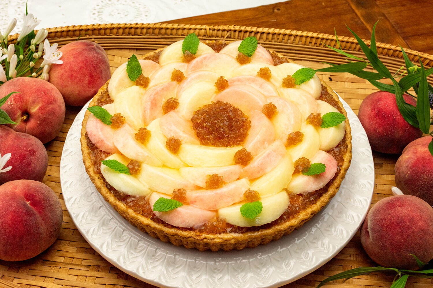 「桃とピーチティーのタルト」ピース 950円、ホール(25cm) 9,504円