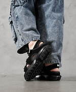 フィラ×アドラーの限定スポーツサンダル、“オールブラック”の厚底ソール×3本のアジャストベルト｜写真3