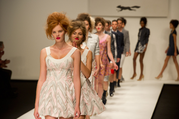 2011年春夏ロンドンコレクション｜英国の大御所ポール コステロの最新コレクション - 2011年春夏 ロンドン・ファッション・ウィーク