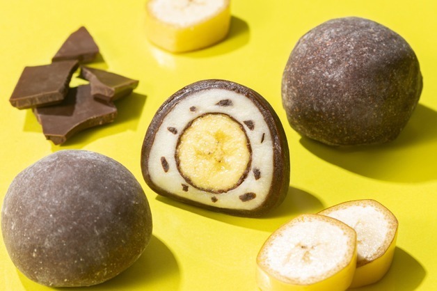 チョコバナナ｜亀屋万年堂の限定「チョコバナナ大福」“甘いバナナ×チョコチップ入りミルクあん”の贅沢フルーツ大福