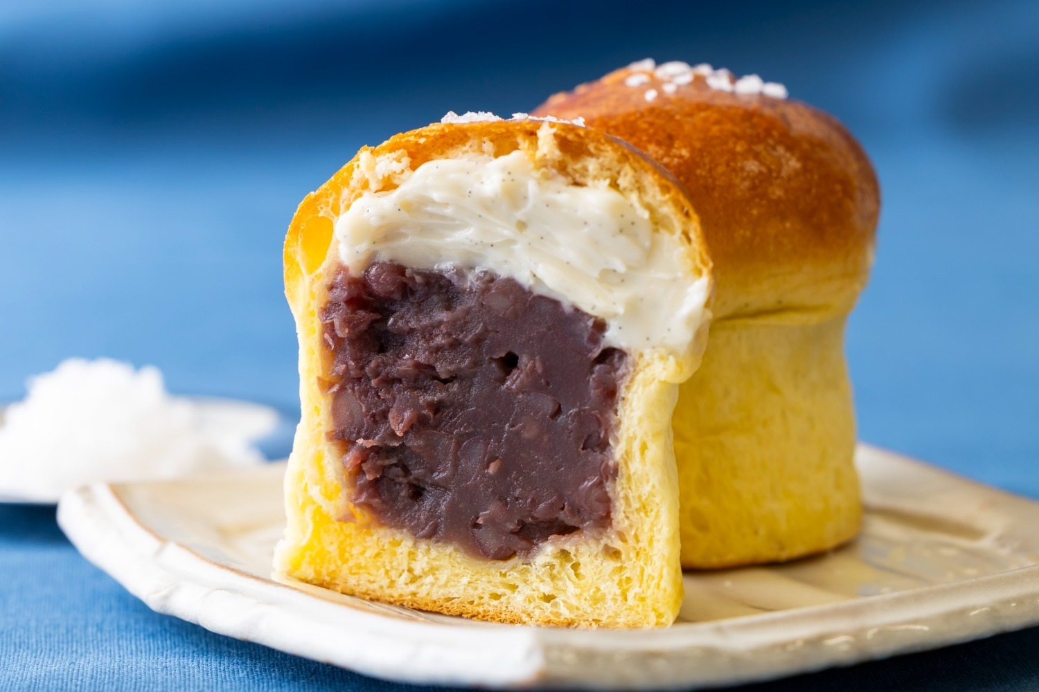 あんパン｜「熱海ばたーあんパン【塩バニラ】」ひんやり冷やす夏スイーツ、“バニラ香る”バタークリーム×あんこ