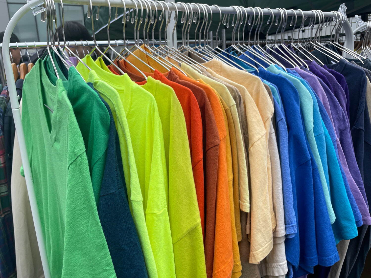 「下北沢古着マーケット+」24年7月は“夏のTシャツ祭り”、東口駅前広場に約30店舗が出店｜写真2
