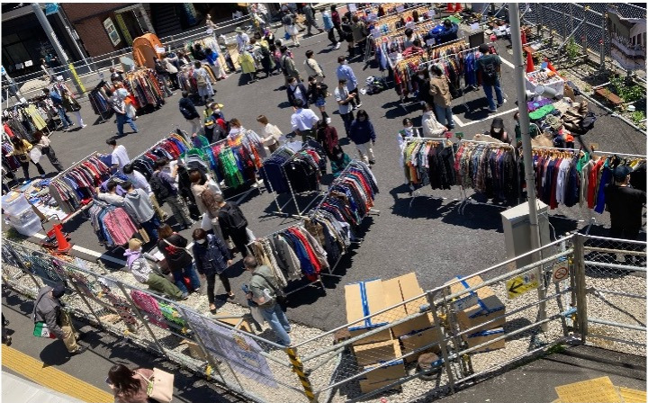 「下北沢古着マーケット+」24年7月は“夏のTシャツ祭り”、東口駅前広場に約30店舗が出店｜写真8