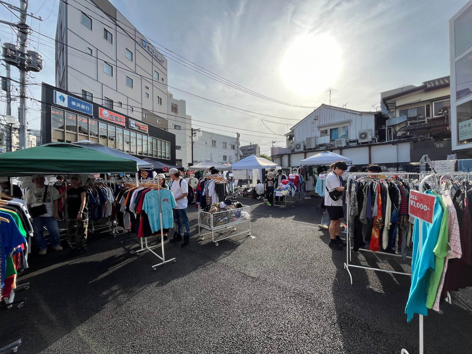「下北沢古着マーケット+」24年7月は“夏のTシャツ祭り”、東口駅前広場に約30店舗が出店｜写真1