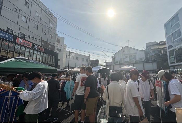 「下北沢古着マーケット+」24年7月は“夏のTシャツ祭り”、東口駅前広場に約30店舗が出店｜写真7