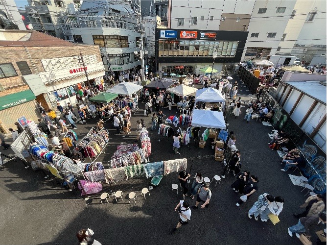 「下北沢古着マーケット+」24年7月は“夏のTシャツ祭り”、東口駅前広場に約30店舗が出店｜写真5