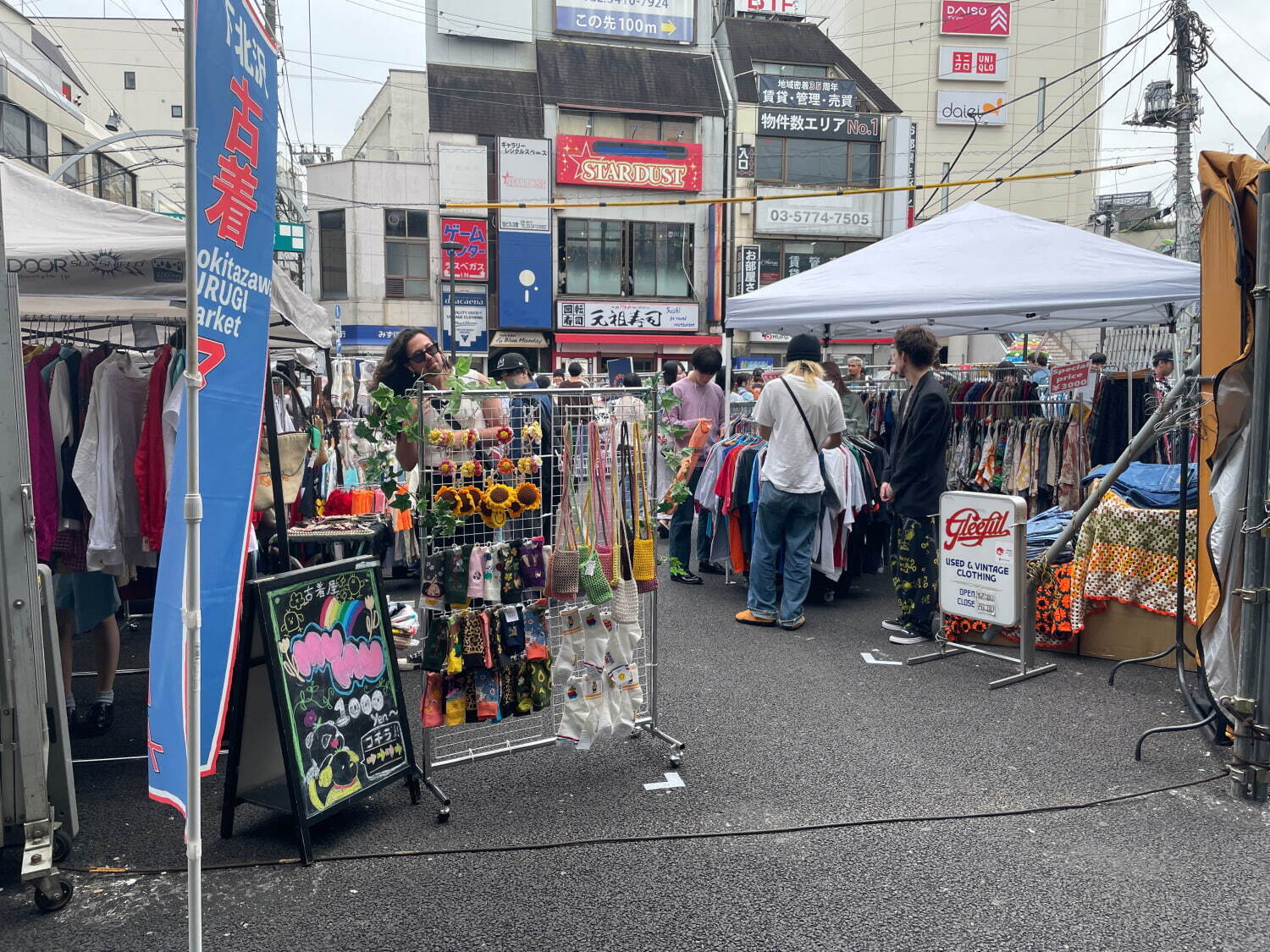 「下北沢古着マーケット+」24年7月は“夏のTシャツ祭り”、東口駅前広場に約30店舗が出店｜写真3