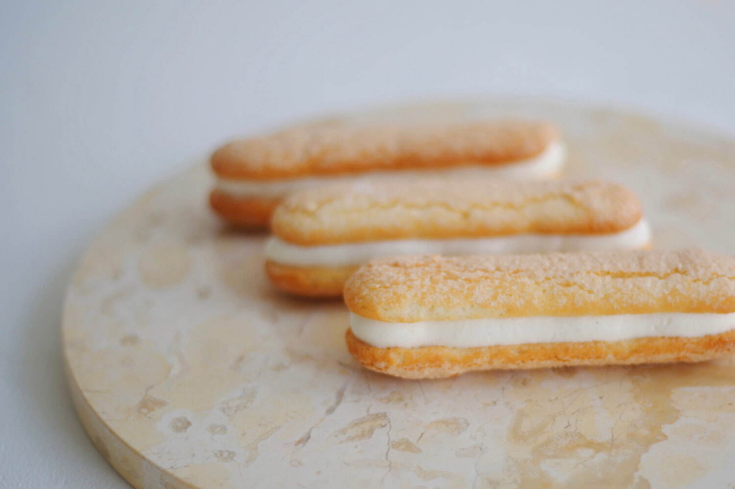 ミスターチーズケーキ“片手で食べられる”レアチーズケーキ風ダックワーズサンド、麻布台ヒルズ店で｜写真6