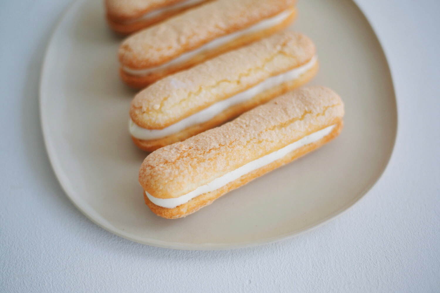 「ダックワーズ チーズクリームサンド クラシック」
単品(1本) テイクアウト 783円 / イートイン 797円
4本セット 3,132円