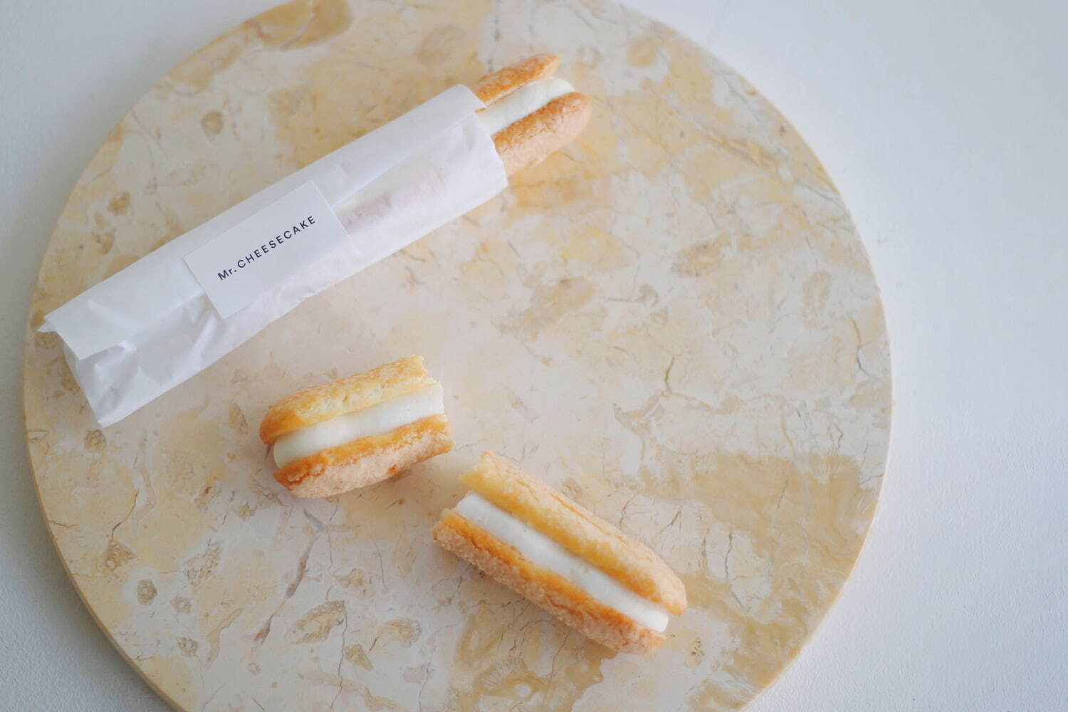 ミスターチーズケーキ“片手で食べられる”レアチーズケーキ風ダックワーズサンド、麻布台ヒルズ店で｜写真3