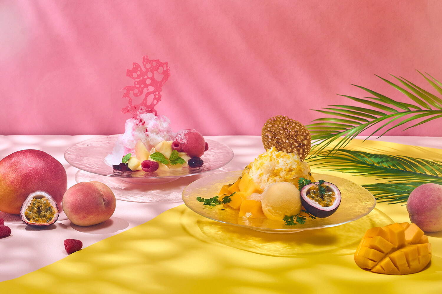左から)ジューシーピーチ＆ラズベリーかき氷 3,400円
ジューシーマンゴー＆パッションフルーツかき氷 3,900円