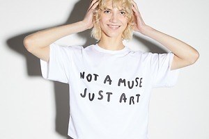 マックス アンド コー×ピエトロ・テルツィーニ24年秋冬ウィメンズ、"手書き風フレーズ"Tシャツなど