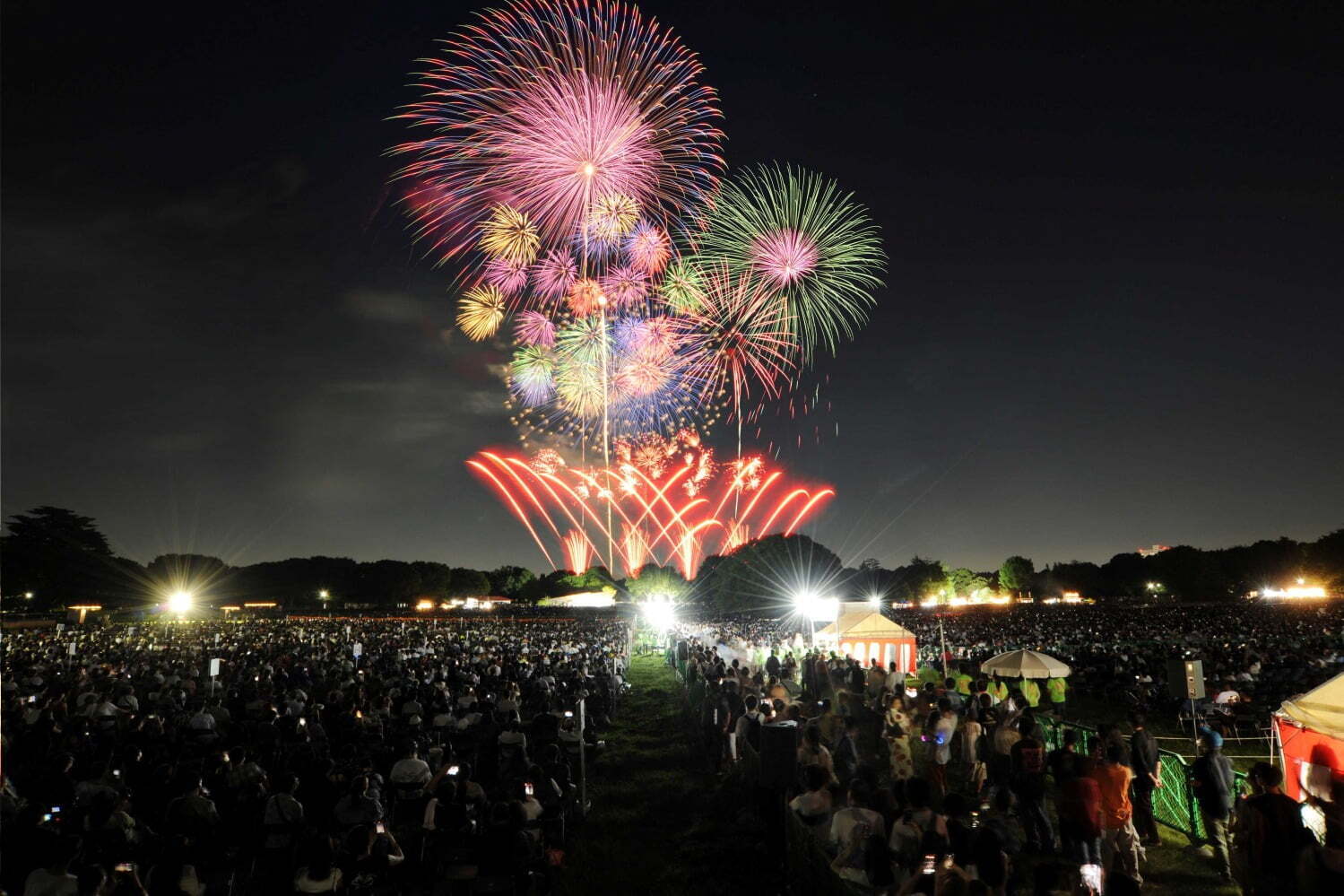 東京「立川まつり 国営昭和記念公園花火大会」大迫力の尺玉や