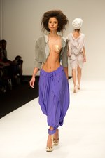 注目の若手デザイナーデュオ、ジェナ・テオ(Jena.Theo)　2011年春夏コレクション - ロンドン・ファッション・ウィーク｜写真9