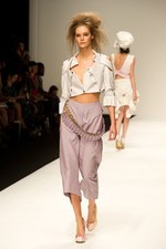 注目の若手デザイナーデュオ、ジェナ・テオ(Jena.Theo)　2011年春夏コレクション - ロンドン・ファッション・ウィーク｜写真16