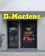 ドクターマーチンの厚底クリーパーシューズ、ガンメタルバックル×スタッズ散りばめたレザーアッパー｜写真6