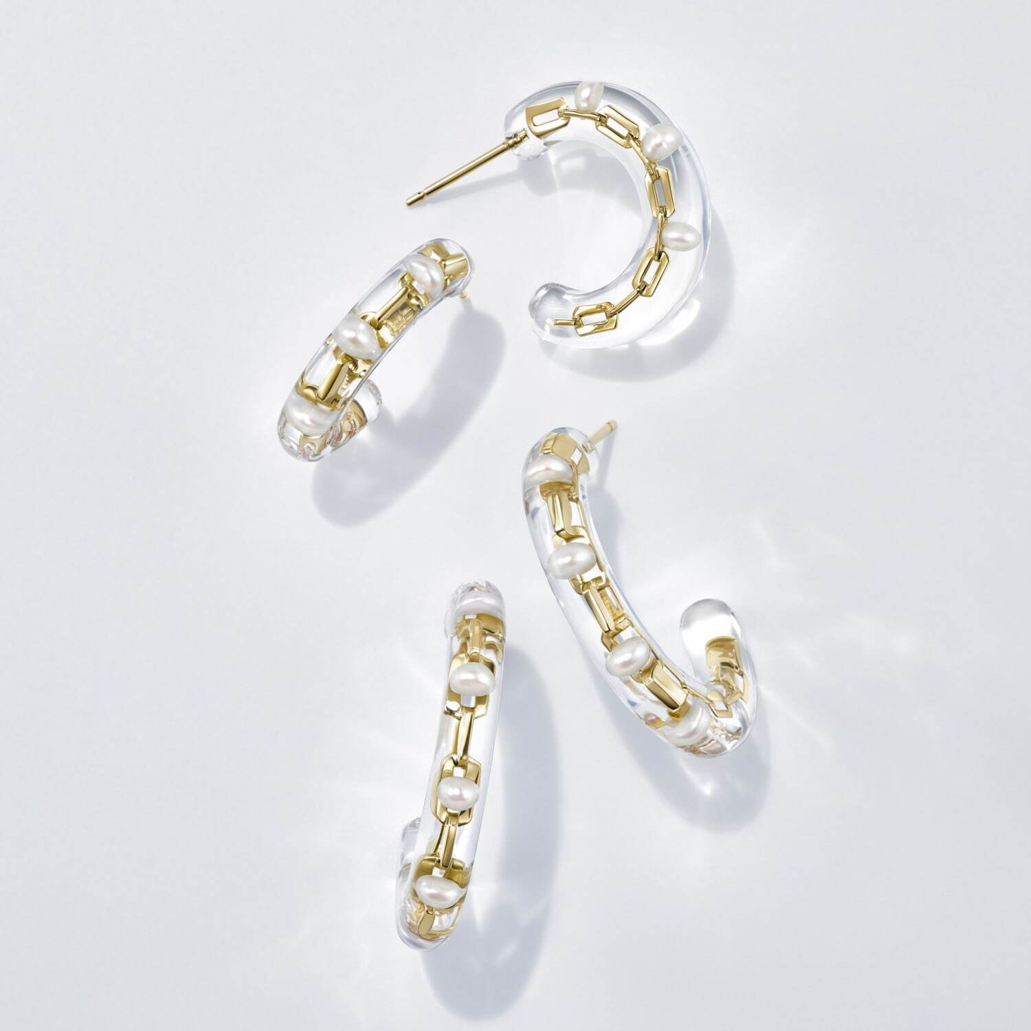 K10YG パール/アクリルピアス S 49,500円、M 59,400円