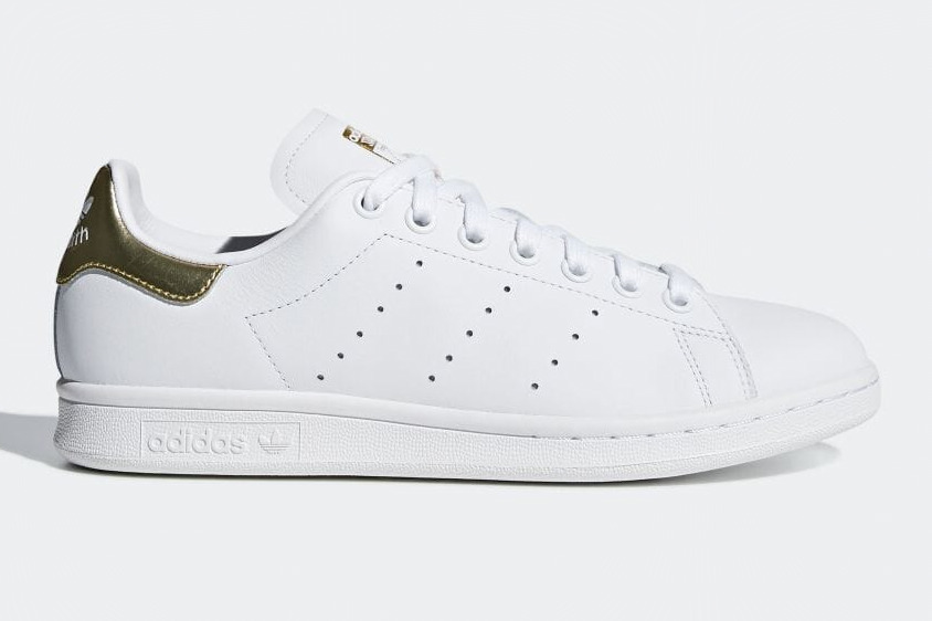 アディダス オリジナルス「スタンスミス」スニーカー、メタリックなヒールタブを配して