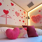 “恋バナを楽しむ”ハート尽くしの客室「恋ルーム」カフェテル 京都三条で、お揃いナイトウェアや恋愛本も｜写真2