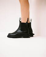 sacaiとジェイエムウエストンのコラボシューズ、“ミッドソールはみ出る”レザーローファー＆ブーツ｜写真1