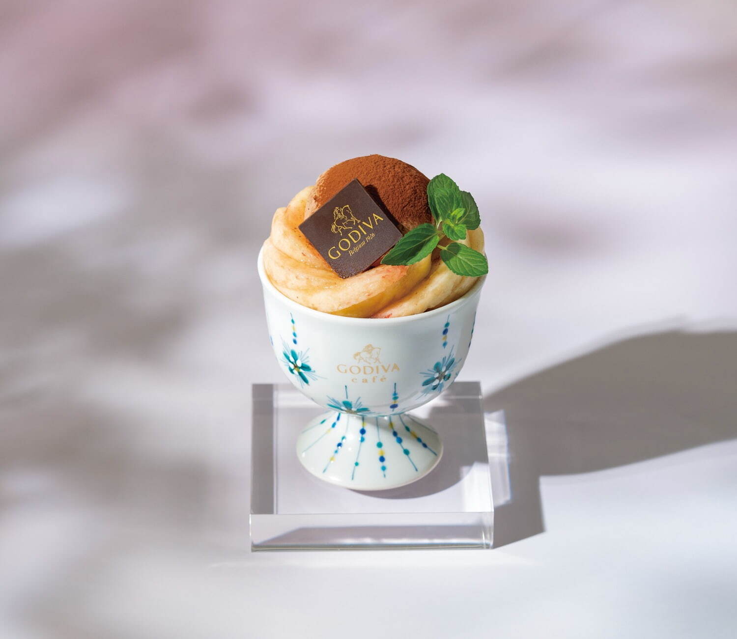 ゴディバカフェ(GODIVA café) 桃と小松大麦のチョコレートパフェ｜写真1