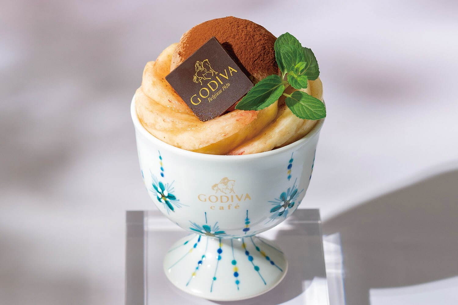 ゴディバカフェの夏限定「桃と小松大麦のチョコレートパフェ」オリジナル九谷焼の器に盛り付けて