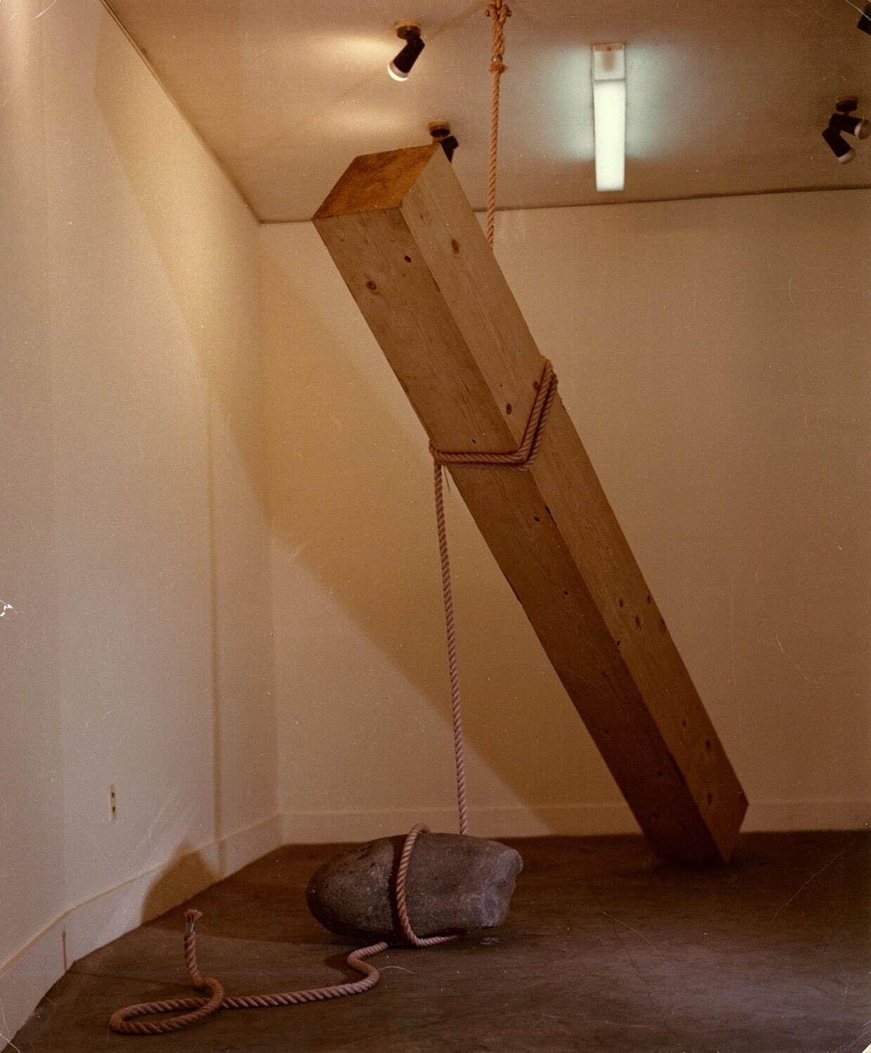 ［参考図版］ 吉田克朗 《Cut-off (Hang)》 1969年
※本展では再制作作品(2024年)を展示
©The Estate of Katsuro Yoshida/ Courtesy of Yumiko Chiba Associates