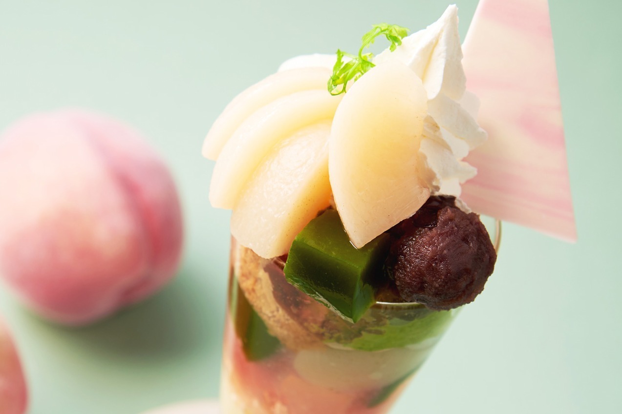 京都・伊藤久右衛門「桃の抹茶パフェ」“ごろごろ”桃のコンポート×ほろ苦い宇治抹茶