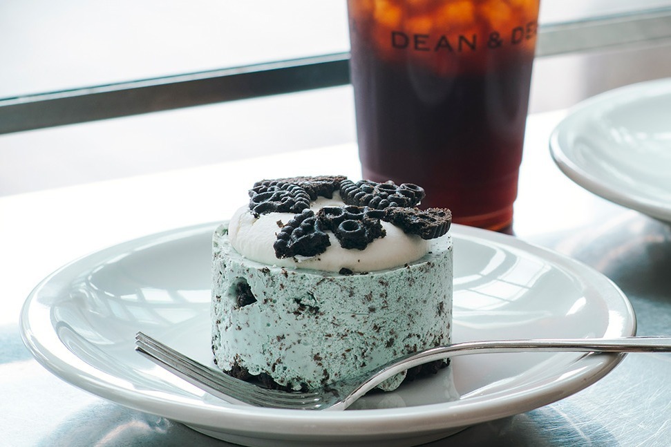 ディーン＆デルーカ夏限定「チョコミントチーズケーキ」爽やかミント×粗刻みチョコにココアクッキーをオン