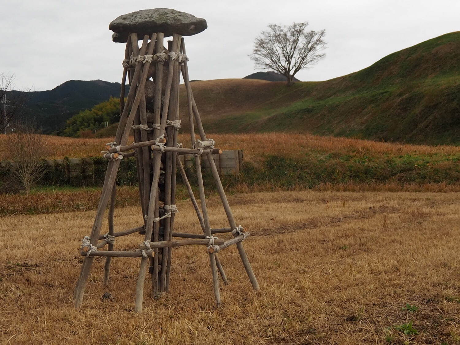 ランド・アートを代表する作家・大久保英治の展覧会が徳島県立近代美術館で、絵画やオブジェなど一堂に｜写真1