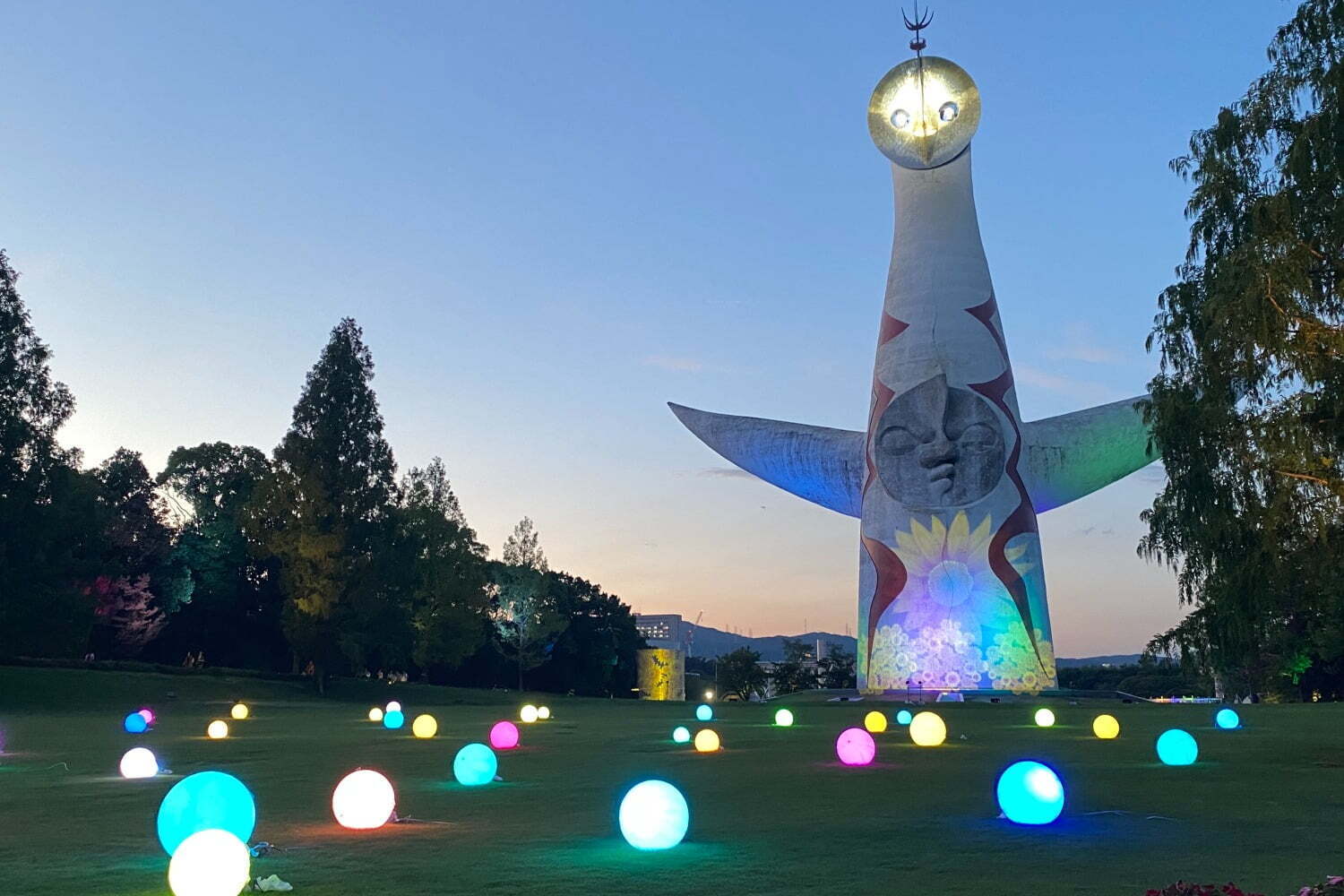 大阪「万博夏まつり 2024」太陽の塔が幻想的にライトアップ、屋台＆縁日フェスも