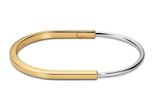 「ティファニー ロック」手首に沿うナローシルエットのバングル、小ぶりなピアス＆ペンダントも