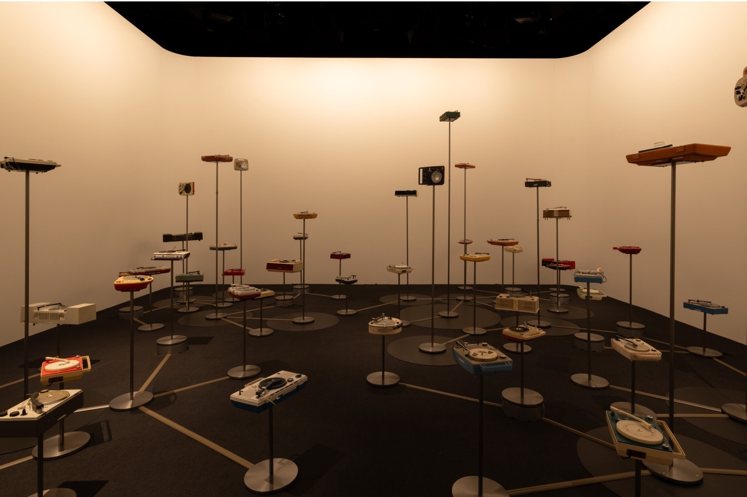 大友良英＋青山泰知＋伊藤隆之“音の多層的な響き”サウンドインスタレーションを山口で展示