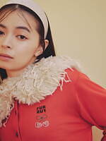 ファーファー“煌めくチェリー”ニットカーディガン＆大粒ビジューのビスチェなど、上國料萌衣とコラボ｜写真2