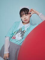 ファーファー“煌めくチェリー”ニットカーディガン＆大粒ビジューのビスチェなど、上國料萌衣とコラボ｜写真3