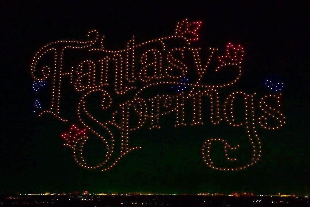 ディズニーのドローンショーを全国花火大会で、1,500機が『美女と野獣』劇中シーンなどを描く