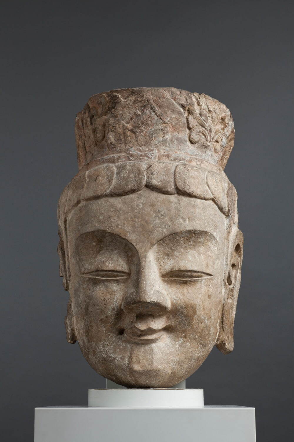 《石造菩薩立像頭部》 中国河南省・龍門石窟賓陽中洞将来
中国・北魏 6世紀 大阪市立美術館蔵(江口治郎氏寄贈)