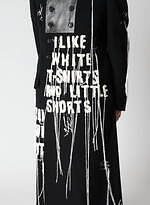 ヨウジヤマモト プールオム “墨染め”ジャカードのロングジャケット、手縫いメッセージのアウターも｜写真5